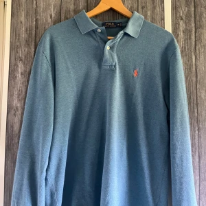 Ralph lauren rugby shirt - En riktigt snygg tröja ifrån Ralph lauren och prisvärd. Perfekt nu till sommaren hör av er🇩🇪