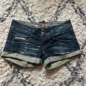 Lågmidjade jeansshorts  - Jätte snygga jeansshorts i storlek 36🩷sänker priset då dragkedjan är lite trasig 💕