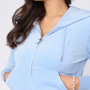 Jouicy couture tröja  - Säljer min fina zip up som jag älskar men passar inte längre. Den är jätte fin utan några håll men har blivit andvänd. För att den är använd säljer jag priset ganska mycket jag köpte den för 1200kr ❤️Priset skulle jag vara med på att sänka kanske ❤️