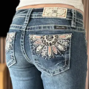 Lågmidjade bootcut jeans från Miss Me. Unika fickor med rosa/vita detaljer. Perfekt skick. Mått: Innerbenslängd: 84,5cm   Midjemått rakt över: 35cm Midjemått: 78cm Modellen är 166cm lång. Skriv gärna ifall du har några frågor! 💗
