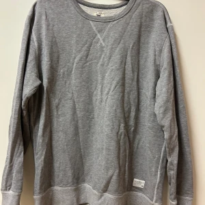 Tröja  - Grå tröja i härligt material
