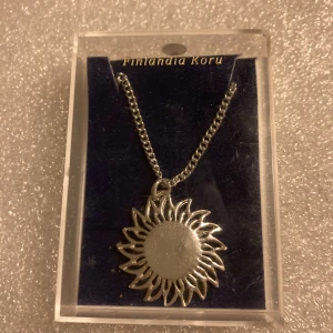 *NY*Vintagehalsband ”Midnattssol” Fr Finlandia Koru - Kommer i originalask, oanvänt.  Handtillverkat i Rovaniemi, Finland. Rostfritt stål, nickelfri. Mellanlångt, Ca 12,5 cm. Inget att anmärka på.