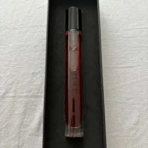 ”BDK rouge smoking” Lyx parfym med en unik cherry och cola doft, 10 ML flaska. om du vill köpa får du möjligheten att testa lukta på den innan du köper. Fick den som present. Finns mer än halva flaskan kvar.