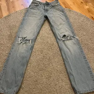 Ett par ljusa jeans från zara med slitningar på knäna💖