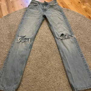 Ljusa zara jeans - Ett par ljusa jeans från zara med slitningar på knäna💖