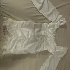 Jättefin vit klänning som är perfekt nu om slutar grundskolan eller tar studenten!❤️