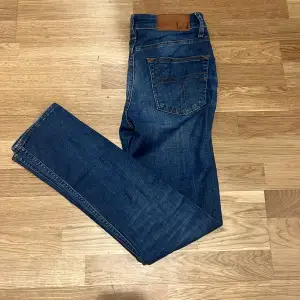 Säljer dessa as feta jeans från tiger of Sweden med slitningar på knäna! Storlek 27-32 men passar större i midjan