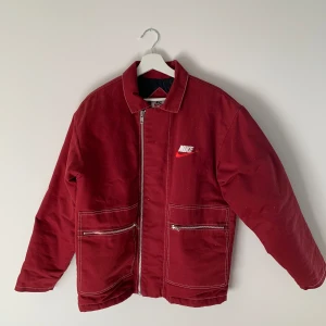 Nike x Supreme jacka  - Nikes samarbete med Supreme. Jackan är i väldigt gott skick, endast använd ett fåtal gånger. Storlek S men är oversized i modellen och passar även M.  