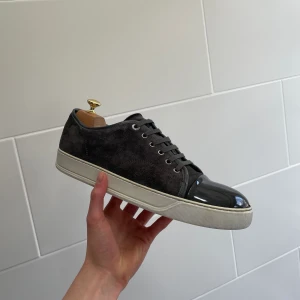 Lanvin skor  - Hej! Säljer nu dessa super populära lanvin skor. Skorna är i toppskick 9/10. Med skorna medföljer box. Modellen heter elefant Grey 