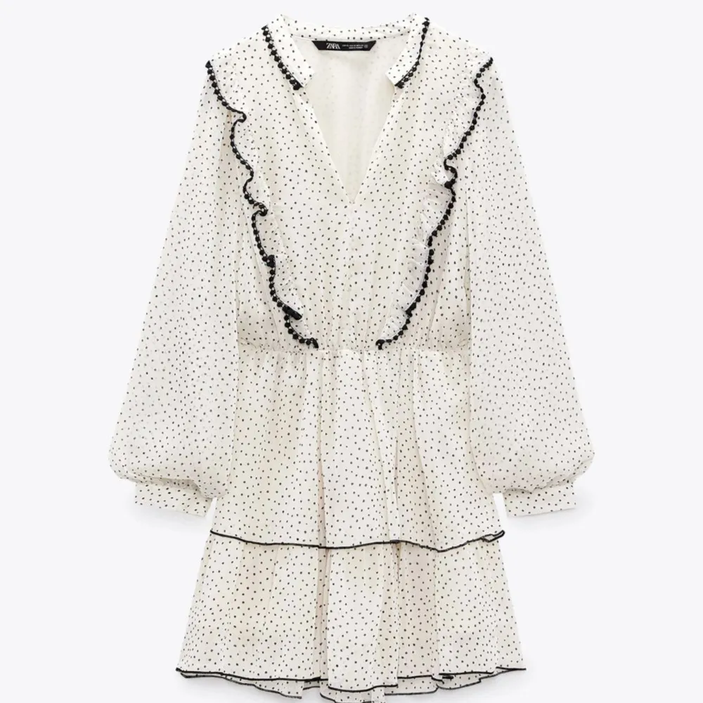Super snygg klänning från Zara perfekt t sommaren! Aldrig använd & prislappen finns kvar!💗. Klänningar.