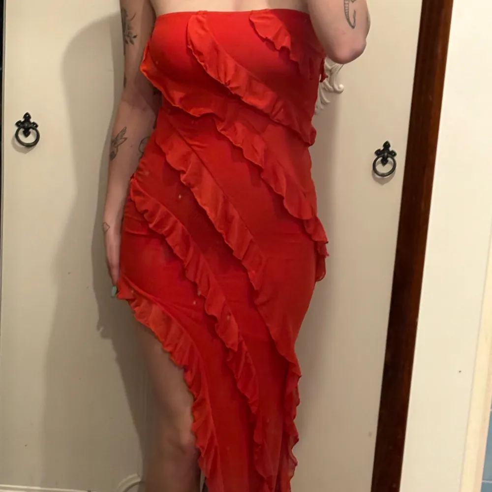 Röd fin kläning. Aldrig använd. . Klänningar.