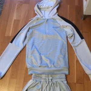 Mckenzie dress - Mckenzie dress byxor och kofta, knappt använda 300kr för dressen eller 150kr per styck (om man bara vill köpa koftan eller byxan) kan sänka priset om det är snabb affär 😌 