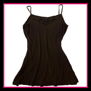 Linne🩷 - Jag säljer detta superskraj linne med spets! Tunnt och skönt material! Fint skick. Skriv gärna vid frågor eller fler bilder!💗