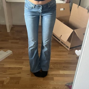 Lågmidjade jeans  - Jättesnygga lågmidjade jeans i jeggingsliknande material, använda 1 gång & stretchigt material 