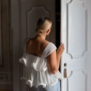 Lojsan x NAKD Topp - Jättefin och somrig topp från NAKDs kollektion med Lojsan. Stor i storleken så skulle säga att den är mer som en 34. Aldrig använd med lapparna kvar. Slutsåld på hemsidan. Köparen står för frakt. 