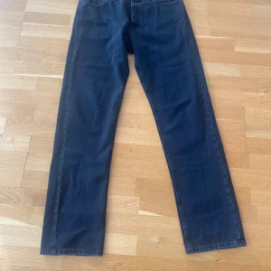 Svarta jeans från Jack & Jones (relaxed chris) - Säljer mina svarta jeans från Jack and Jones. Bra skick använda Max 2 gånger till skolan. Säljer jeansen för dom är för stora.
