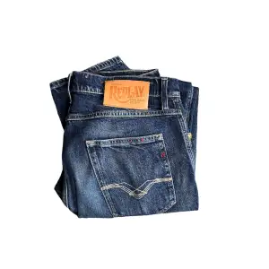 Säljer replay jeans i modellen sandot👖- storlek 30/32 passar mer relaxed 🔌- utmärkt skick 🤌-  kom gärna dm för frågor om passformen och självklart går priset att diskuteras🏷️💵🙋❓ 