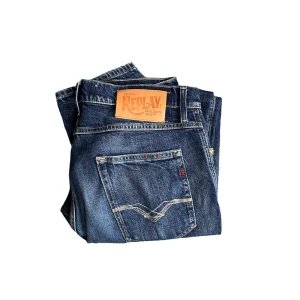 Replay jeans - Säljer replay jeans i modellen sandot👖- storlek 30/32 passar mer relaxed 🔌- utmärkt skick 🤌-  kom gärna dm för frågor om passformen och självklart går priset att diskuteras🏷️💵🙋❓ 