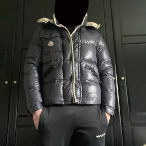 Mörk blå Moncler jacka  - Storlek 2 skick 9/10  Köpt på garms market  ÄKTA