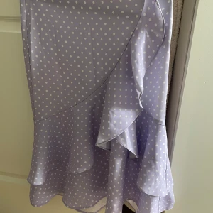 Lila prickig kjol från Nakd💞 - Lila kjol från Nakd i strl 32, använd fåtal gånger så är som ny💞