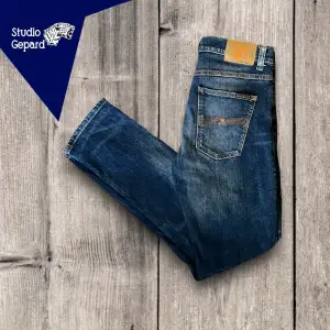Nudie jeans Lean Dean | Skick: 10/10 (Inga tecken på användning) | Strl W32 L32 | Vårt pris 599 kr | Modellen är 182 cm | Hör av dig om du undrar någonting!