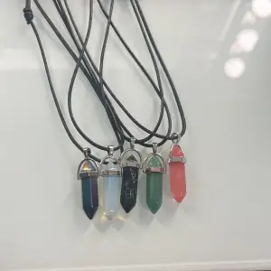 5 stycken kristall halsband! fyra köpta från shein och 1 på en marknad!   Bra skick!💗😽
