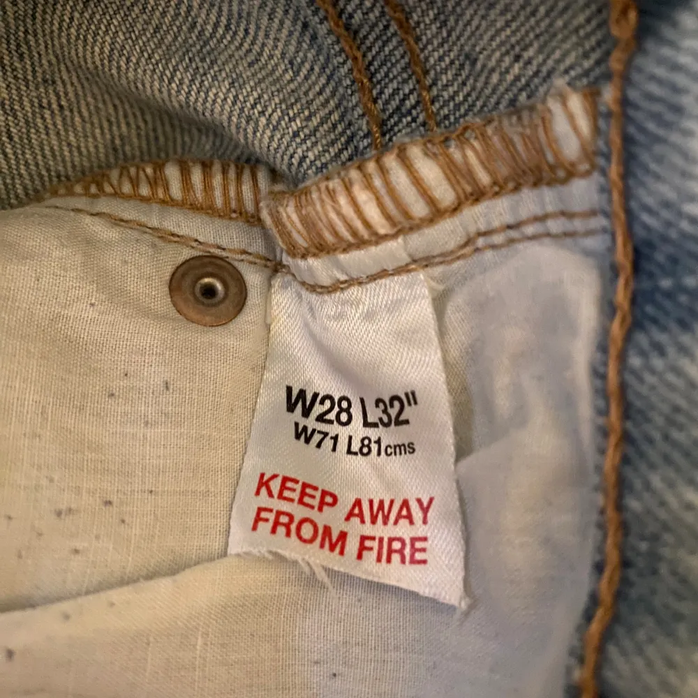 Såå snygga lågmidjade utsvängda jeans 💓 Bra skick, vet tyvärr it märket, storlek 28/32. Jeans & Byxor.