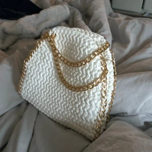 Virkad väska - StellaMcCartney liknande väska jag virkat själv Vitt tyggarn och guldiga kedjor