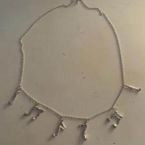 Maria Nilsdotter Halsband  - !!intressekoll!! Jättefint halsband som inte säljs längre, bara att fråga om ni undrar något😊 Är öppen för byten