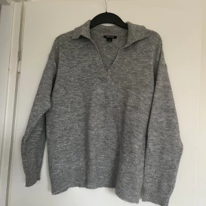 Stickad tröja  - Skön och varm tröja. Väll använd så den är ganska nopprig. Säljer den för ett billigt pris på grund av det. 