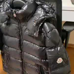 Nu säljer jag min moncler maya jacka som är i storlek 3 (vilket motsvarar m) för endast 2400. Jackan är i otroligt fint skick och allt jag fick när den köptes medföljer. Jag möts helst upp vid allmänna platser för både min och köparen skull.