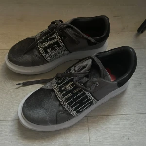 Love moschino skor - Intressekoll!! På mina Love moschino skor i storlek 38. Köpte på Zalando för 1 år sedan och det var limited idition så dom finns inte kvar. Använda 1 gång. Nypris: 2399 kr. 🩶🤍 kom med förslag