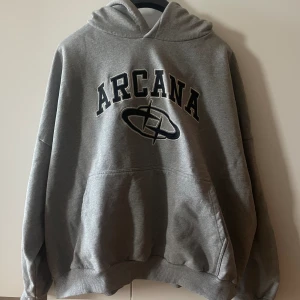 Arcana varsity hoodie - Aldrig använd. Bagg fit