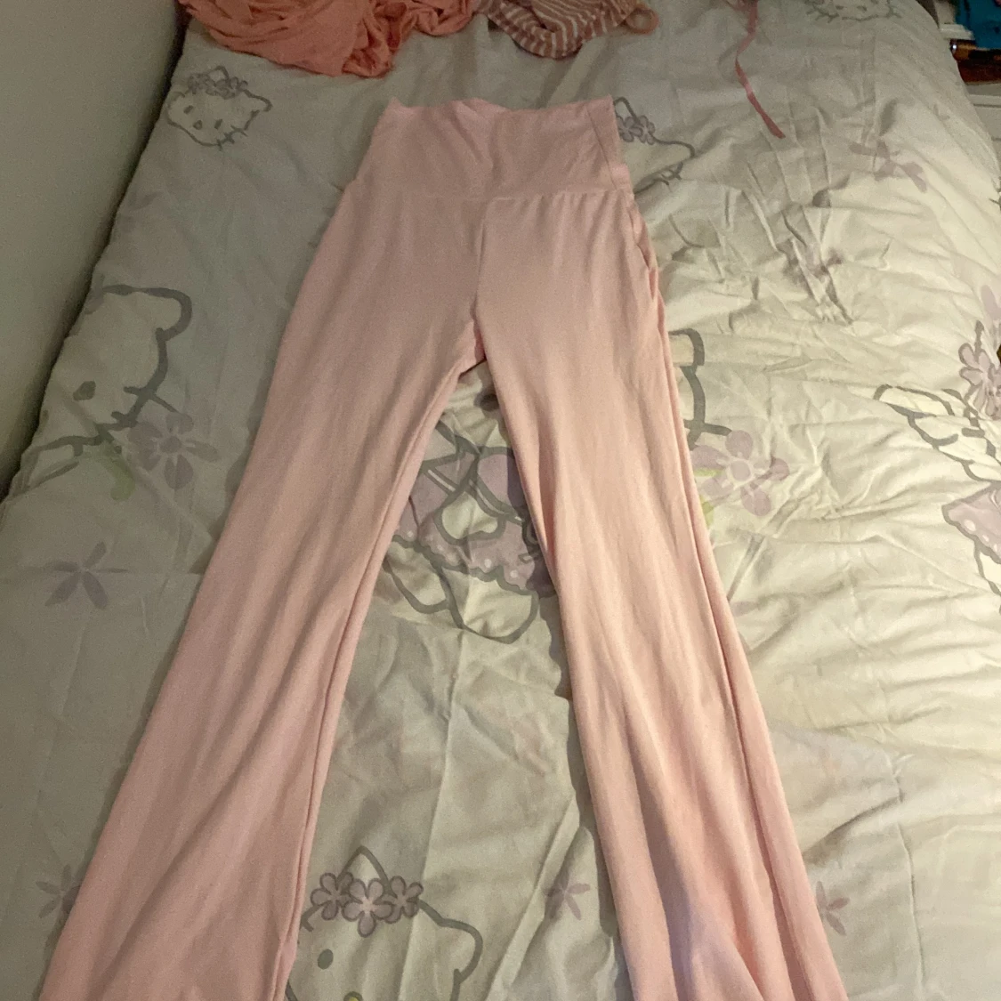 Utsvängda byxor man viker ner