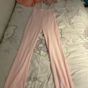 Utsvängda byxor man viker ner - XS aldrig använt tröttnade på dem. Jag köpte dem utomlands i secondhand!