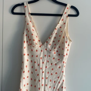 Klänning från Zara - Klänning från Zara🤍 liten reva vid dragkedjan