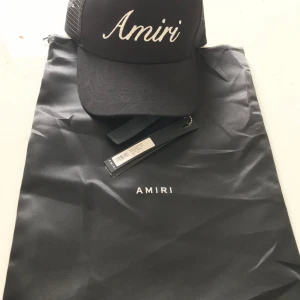 AMIRI Script Trucker Hat - Inköpt i London för två månader sen men passar dessvärre inte mitt huvud. Svår att få tag i, nypris ligger på ca 4300 idag. Jag betalade 365 euro i butik.   Först till kvarn. Säljes för 1200 :- vid snabb och smidig affär 🤝