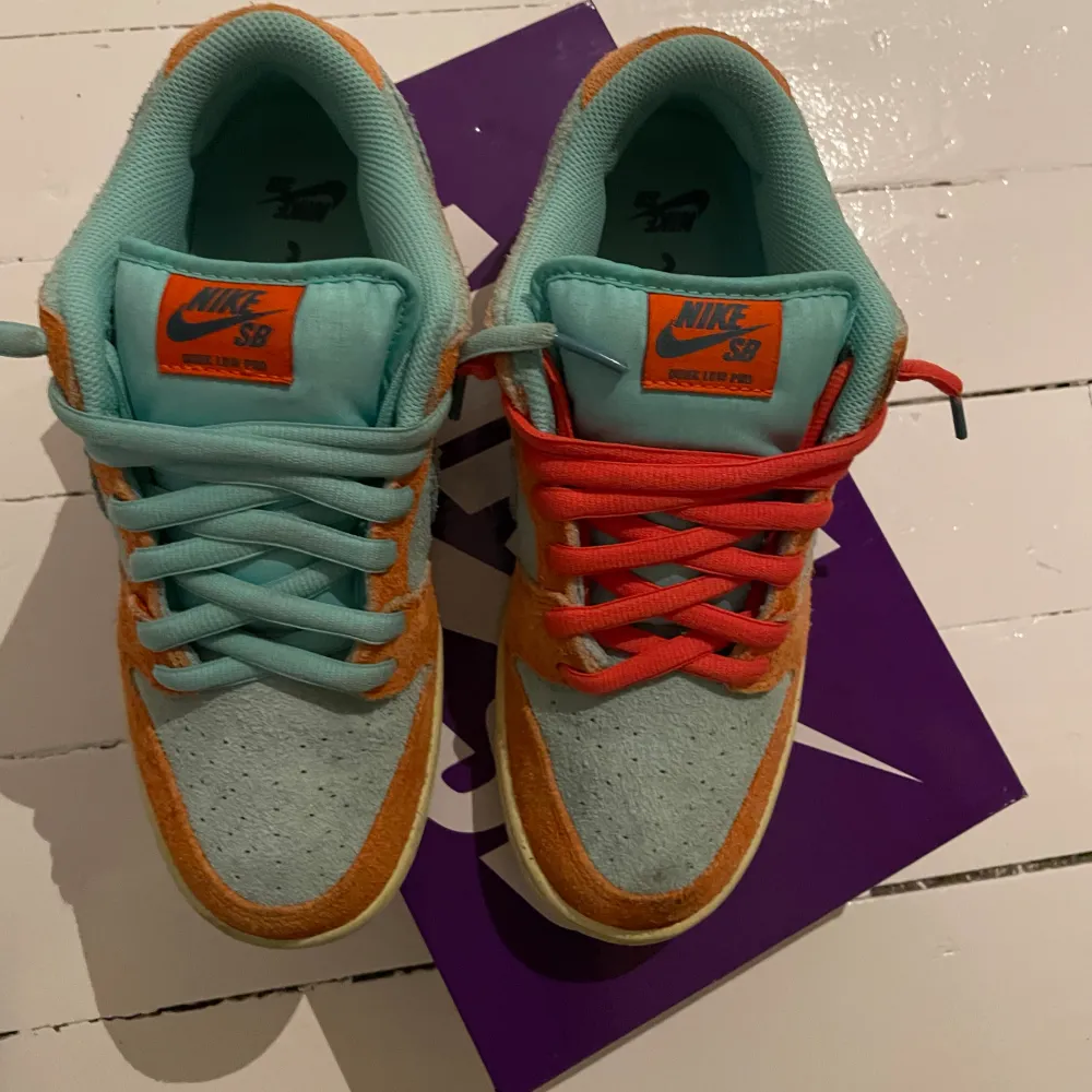 Storlek 41, Nike, använda bara 5 gånger, bra skick ( en fläck som knappt syns se bild 4) , sitter skönt, har skolåda, har skosnören i två färger (finns extra ), kommer med ett Nike klistermärke!! Går att pruta vid snabbt köp!!. Kengät.