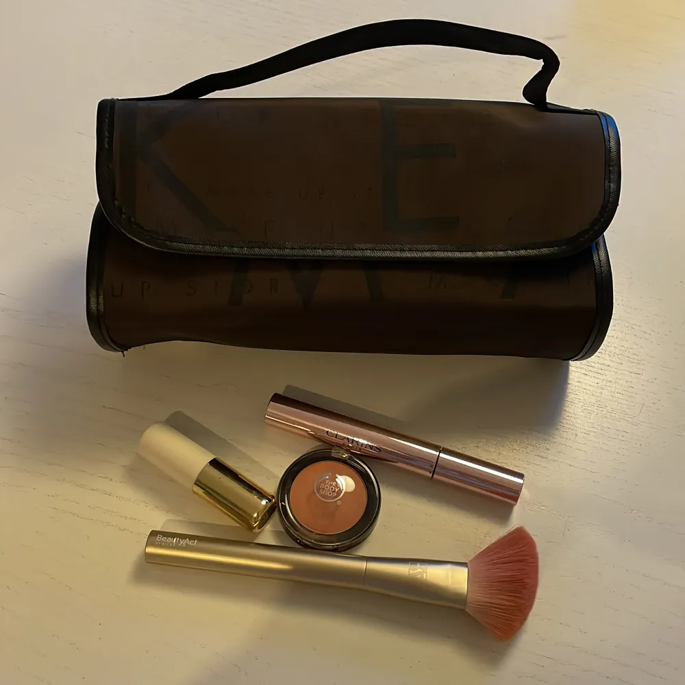 En mycket fin och användbar sminkväskan eller necessär från Make up store som är i mycket fint skick. Fyra fack som är rymliga och necessären rullas ihop till en liten väska med handtag. . Accessoarer.