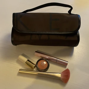 Make up store necessär sminkväska många fack  - En mycket fin och användbar sminkväskan eller necessär från Make up store som är i mycket fint skick. Fyra fack som är rymliga och necessären rullas ihop till en liten väska med handtag. 