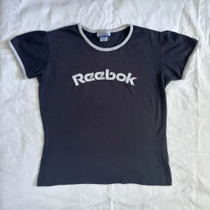 T-shirt  - Vintage Reebok T-shirt i storlek S, nopprig men annars bra skick 