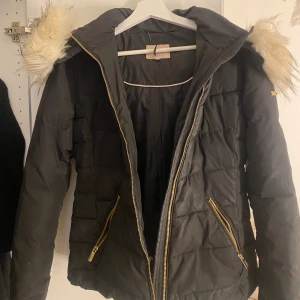 Pälsjacka - Jag säljer denna jacka med vit päls då den ej kommer till användning. Köpt för flera år sedan och har ej använt den på flera år men är i bra skick!!🤍 Pris kan diskuteras vid snabb affär!!