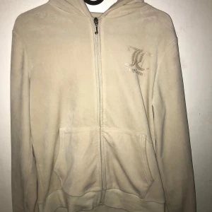 Juicy Couture - Säljer en äkta Juicy Couture kofta ifrån Ellos och är i färgen Vanilla Ice, Den är som ny och är knappt använd🫶🏼.