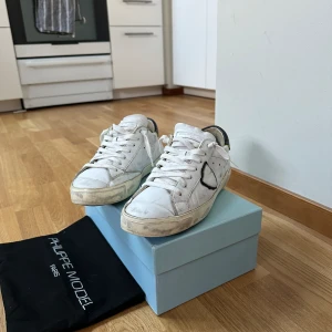 Philippe model skor - Säljer nu dessa sjukt snygga philippe model skor | skick 7/10 | ny pris 3299 kr | mitt pris 1799 kr | Hör av dig vid lilla minsta fundering 😁🤝