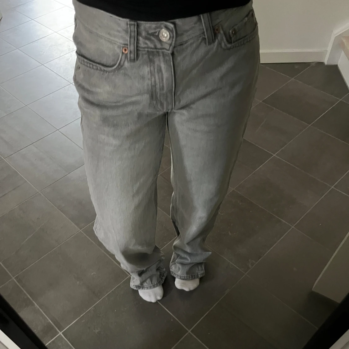 Gråa jeans