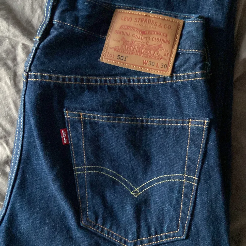 Säljer dessa byxor då jag inte använder de längre!  Skick 9/10, bara använda några gånger!!  Inga defekter Köpta för 1200kr . Jeans & Byxor.
