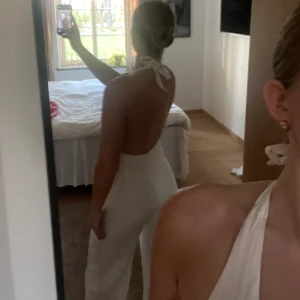 Byxdress - Vit byxdress som passar perfekt till typ mamma Mia fest. Använd 2 gånger.