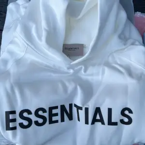 Hejsan! Säljer en helt ny  Essentials hoodie med tags och påse i storlek S.  Vill ha 350kr för den. 1:1!