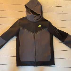 Nike Tech - Säljer min gamla Nike tech då den aldrig används. Jag har aldrig använt den.  Skick: 10/10 Ny pris: 1000kr Vårt pris: 550kr Storlek: S