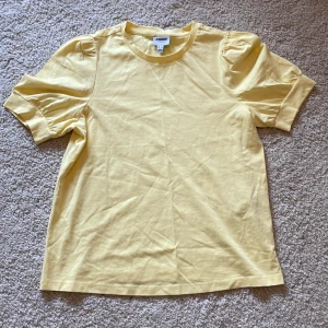  T-shirt  - En väldigt fin och bekväm T-shirt😍!! Har använt väldigt, väldigt liten! Är som ny❤️! Med puffiga axlar!